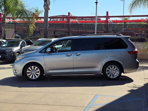 Used 2017 Toyota Sienna Limited Premium image 11