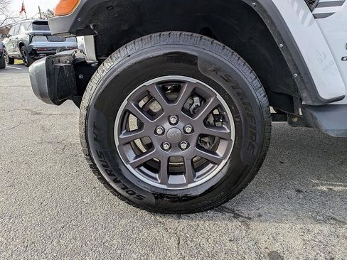 Used 2022 Jeep Gladiator Overland w/ LED Lighting Group image 10