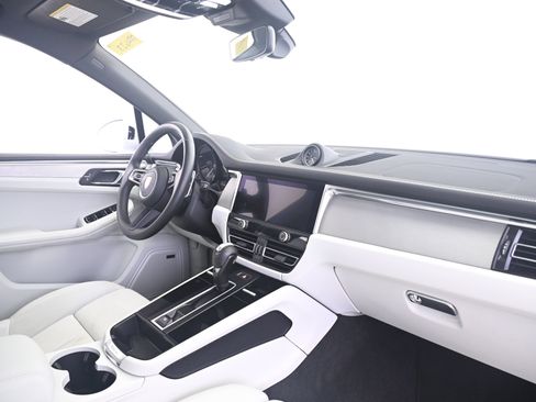 Certified 2023 Porsche Macan AWD/4WD image 22