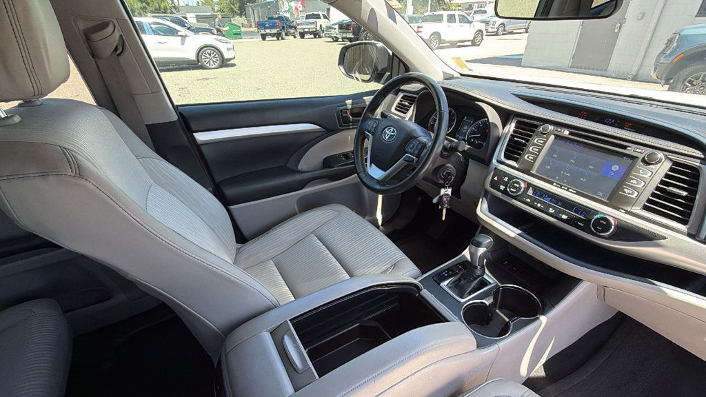 Used 2018 Toyota Highlander Plus FWD image 30