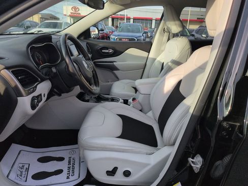 Used 2020 Jeep Cherokee Latitude Plus w/ Comfort/Convenience Group image 9