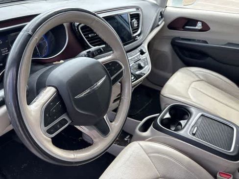 Used 2020 Chrysler Pacifica Limited FWD image 10