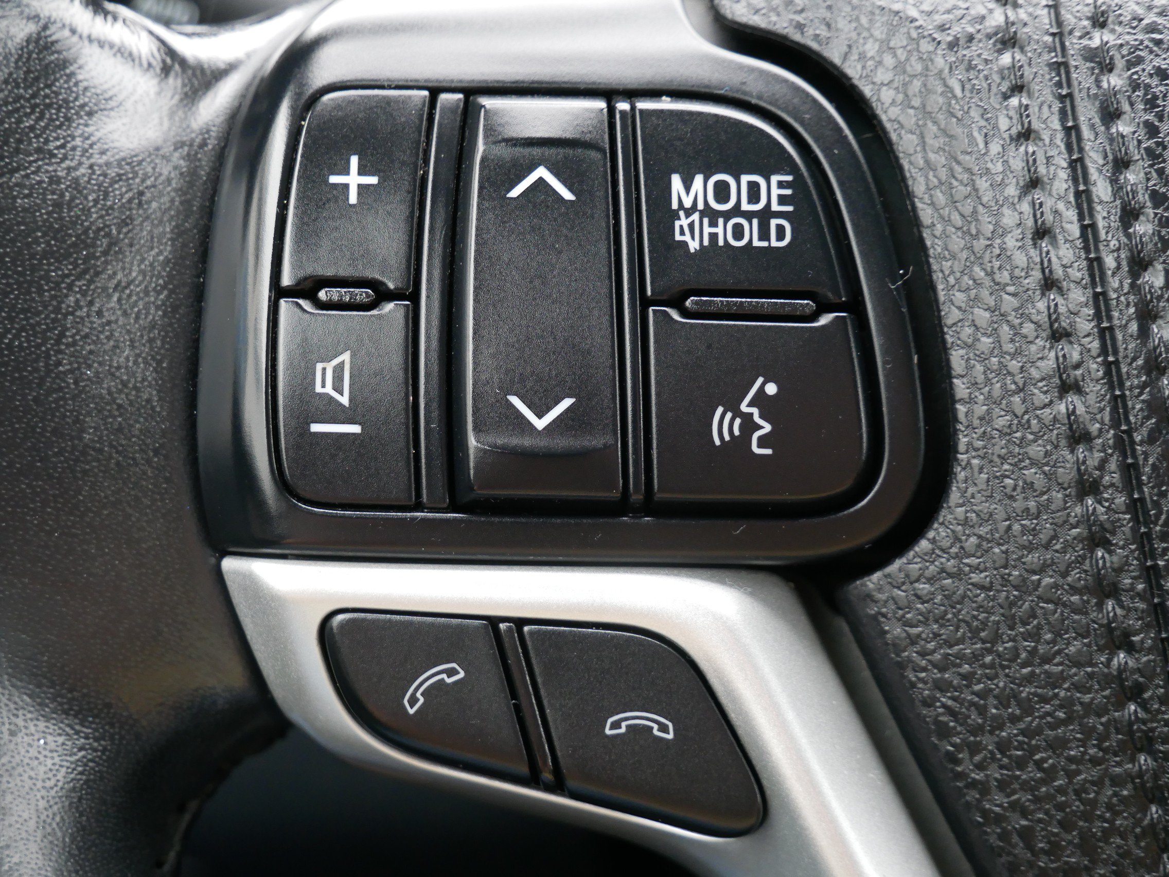 Used 2018 Toyota Highlander XLE w/ Carpet Mat Package (TMS) AWD/4WD image 17