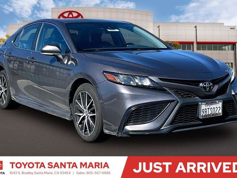Used 2022 Toyota Camry SE image 1