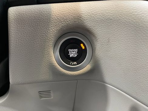 Used 2019 Chrysler Pacifica Limited w/ Tire & Wheel Group FWD image 20