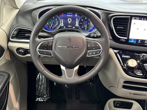 Used 2024 Chrysler Pacifica Touring-L image 13