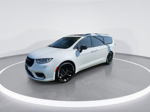 Used 2024 Chrysler Pacifica Touring-L w/ S Appearance Package image 8