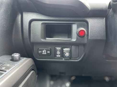 Used 2017 Toyota Tacoma TRD Sport w/ Tow Package RWD image 27