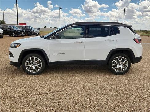Used 2025 Jeep Compass Limited AWD/4WD image 2
