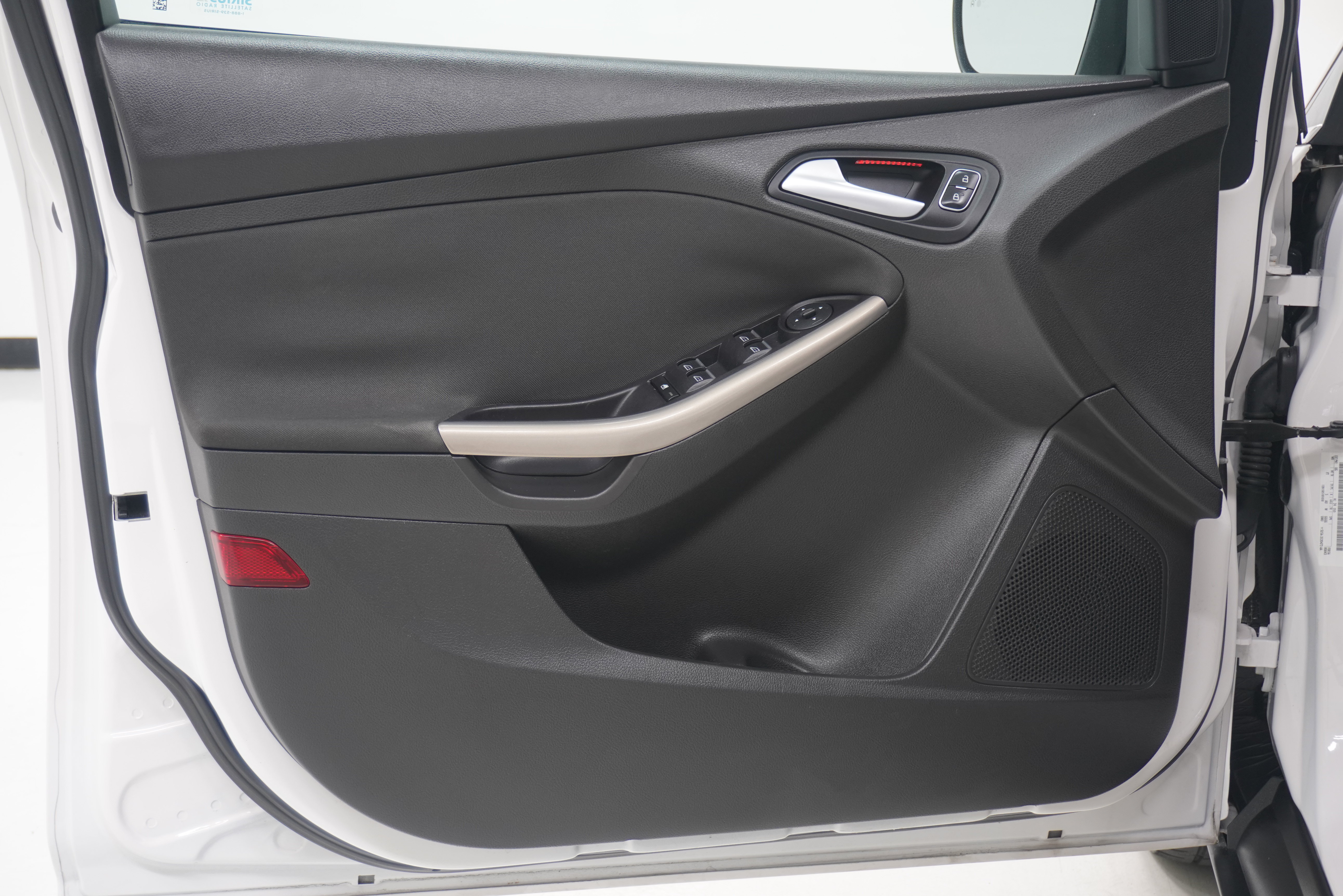 Used 2015 Ford Focus Titanium w/ Titanium Technology Package FWD image 12