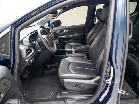 Used 2025 Chrysler Pacifica Select FWD image 23