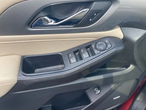 Used 2022 Chevrolet Traverse LT w/ LT Premium Package image 17