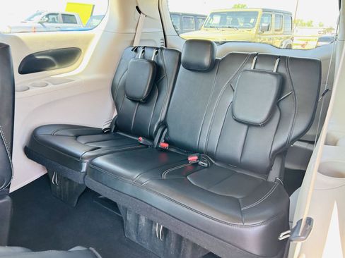 Used 2023 Chrysler Pacifica Touring-L FWD image 27