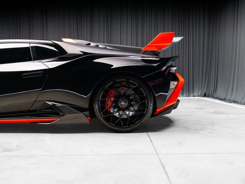 Used 2021 Lamborghini Huracan STO RWD image 37