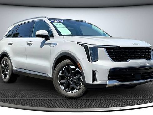 Used 2024 Kia Sorento S w/ Panoramic Sunroof Package FWD image 3