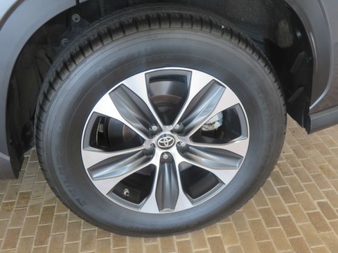 Used 2020 Toyota Highlander XLE FWD image 9