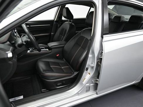 Used 2024 Nissan Altima 2.5 SR FWD image 11
