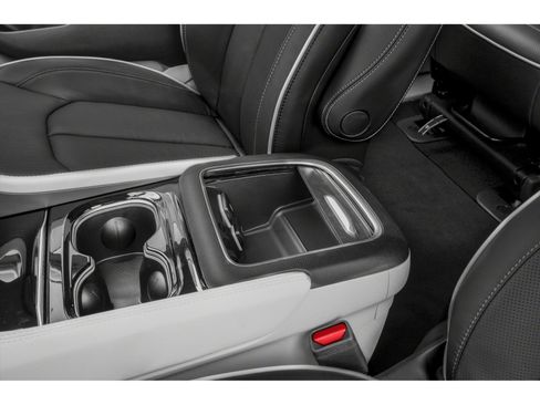 Used 2023 Chrysler Pacifica Touring-L FWD image 12