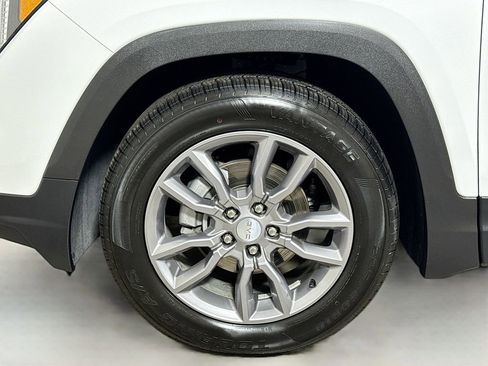 Used 2024 GMC Terrain SLT image 28