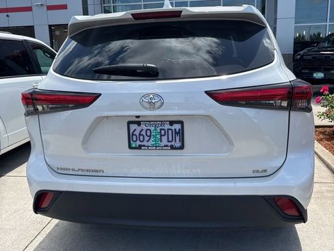 Used 2023 Toyota Highlander XLE FWD image 3