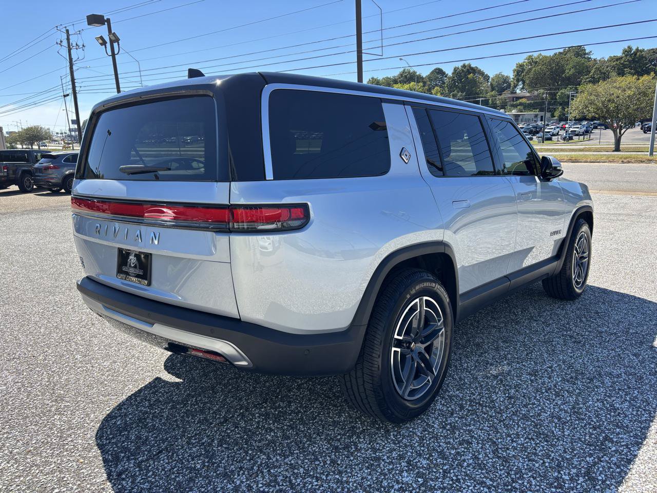 Used 2025 Rivian R1S Adventure Dual AWD/4WD image 5