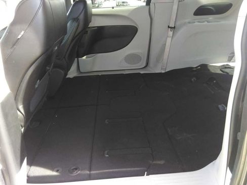 Used 2023 Chrysler Pacifica Touring-L image 6