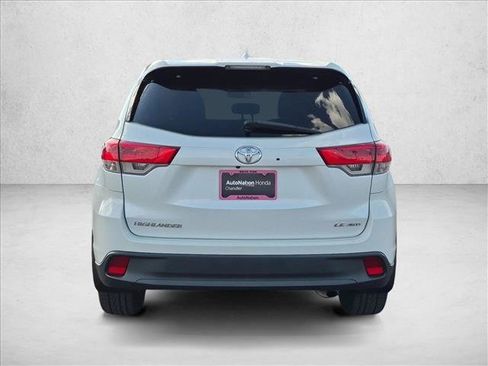 Used 2018 Toyota Highlander Plus w/ Carpet Mat Package (TMS) AWD/4WD image 6