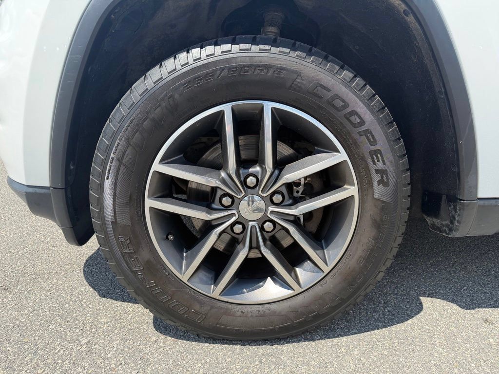 Certified 2017 Jeep Grand Cherokee Limited AWD/4WD image 12