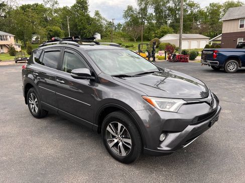 Used 2018 Toyota RAV4 XLE AWD/4WD image 3