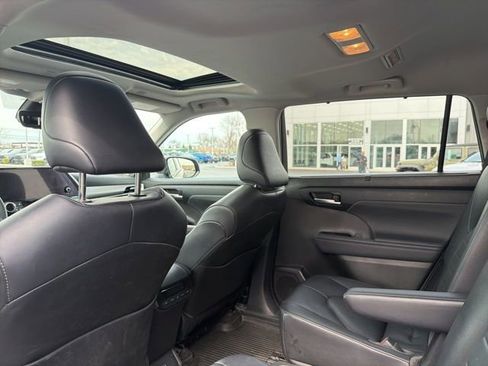 Used 2023 Toyota Highlander XLE image 25