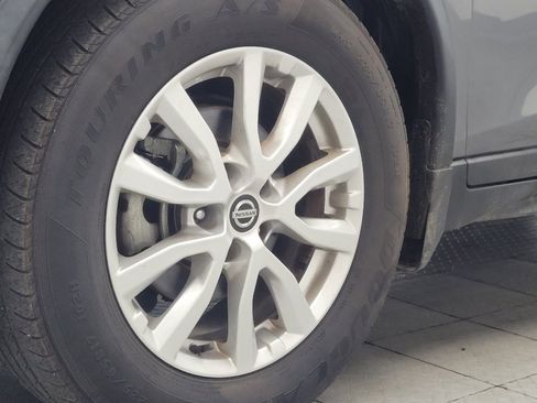 Used 2018 Nissan Rogue SV w/ Premium Package FWD image 31