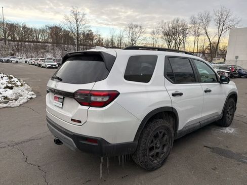 Used 2023 Honda Pilot TrailSport image 17