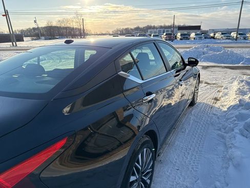Used 2024 Nissan Altima 2.5 SV image 13