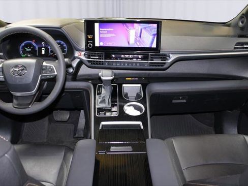 Certified 2025 Toyota Sienna XLE Woodland Edition image 2