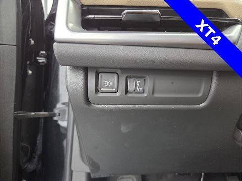 Used 2024 Cadillac XT4 Luxury w/ Cold Weather Package image 32