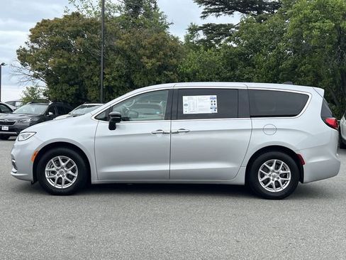 Used 2024 Chrysler Pacifica Touring-L FWD image 10