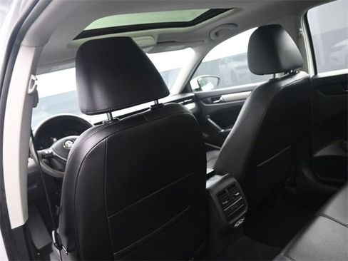 Used 2022 Volkswagen Passat 2.0T SE image 12