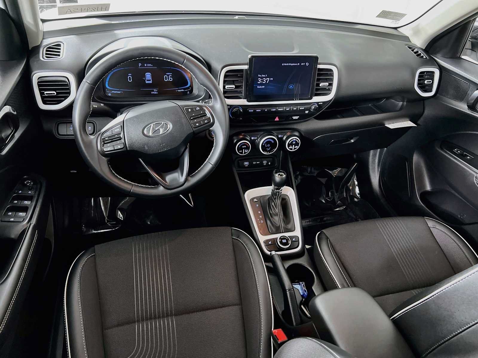 Certified 2024 Hyundai Venue Limited FWD image 22