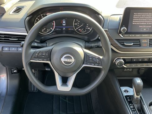 Used 2025 Nissan Altima 2.5 SV FWD image 13