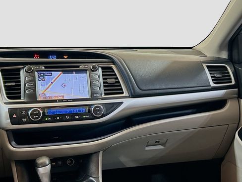 Used 2019 Toyota Highlander XLE FWD image 22