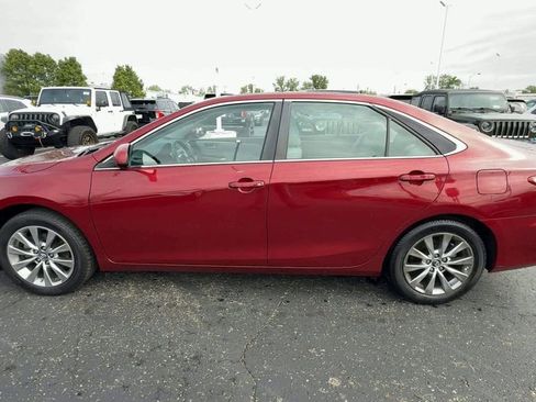 Used 2017 Toyota Camry XLE w/ Moonroof Package FWD image 5