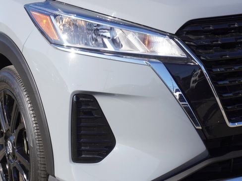 Used 2024 Nissan Kicks SV w/ Exterior Package image 3