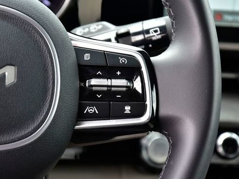 Used 2024 Kia Carnival EX FWD image 19
