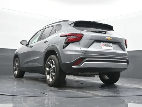Used 2025 Chevrolet Trax LT FWD image 43