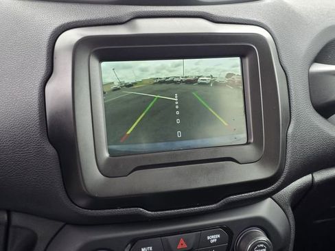 Used 2021 Jeep Renegade Latitude FWD image 11