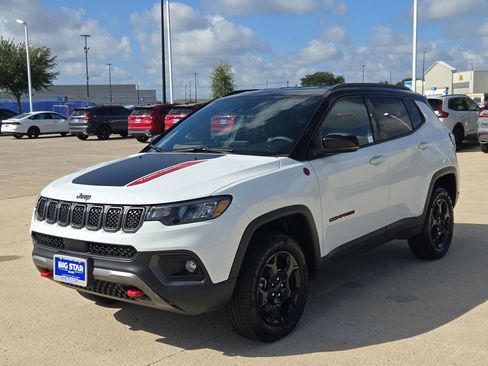 Used 2024 Jeep Compass Trailhawk AWD/4WD image 9