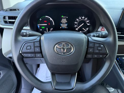 Used 2024 Toyota Sienna LE AWD/4WD image 13