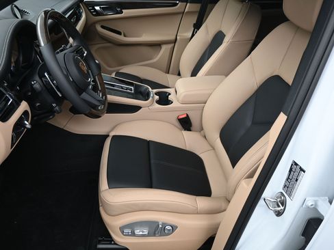 Certified 2026 Porsche Macan AWD/4WD image 6