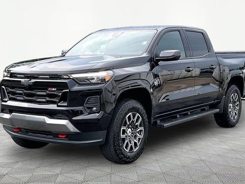 Used 2025 Chevrolet Colorado Z71 AWD/4WD image 3