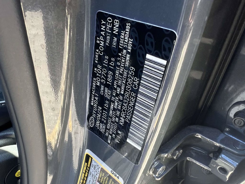 Used 2024 Hyundai Venue Limited FWD image 18